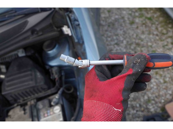 La partie la plus délicate de cette opération : dévisser le collier de la durite côté turbo. On peut y arriver avec une douille de 7mm montée sur un cardan.