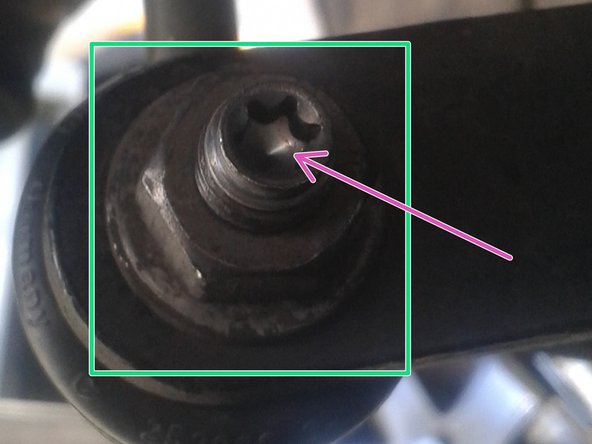 N'oubliez pas de bloquer la rotule avec une clé Torx de 30 pour éviter tout dommage sur la capote de la rotule.