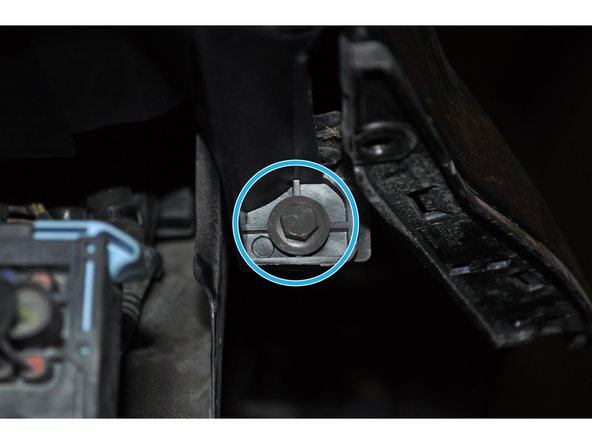 Visser correctement les trois vis avec la clé de 10 mm. Sans trop forcer pour ne pas casser les pattes en plastique.