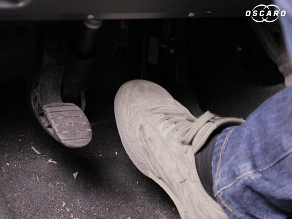 Appuyer plusieurs fois sur la pédale de frein afin de rapprocher au maximum les plaquettes de frein sur le disque afin d'avoir un freinage optimal