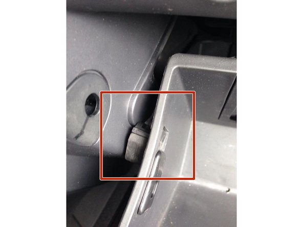 Ensuite vous devrez remettre les clips en caoutchouc sur le côté, pour cela appuyer sur le côté de la boite à gant pour faire passer le clips et forcer un peu, celui ci rentre sans sans soucis.