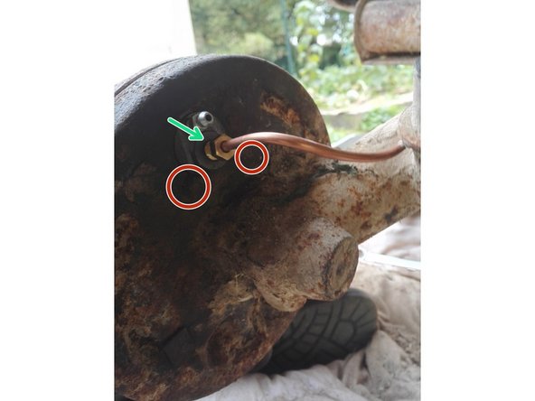 Poser le nouveau cylindre, serrer les 2 écrous et reconnecter la durite de frein