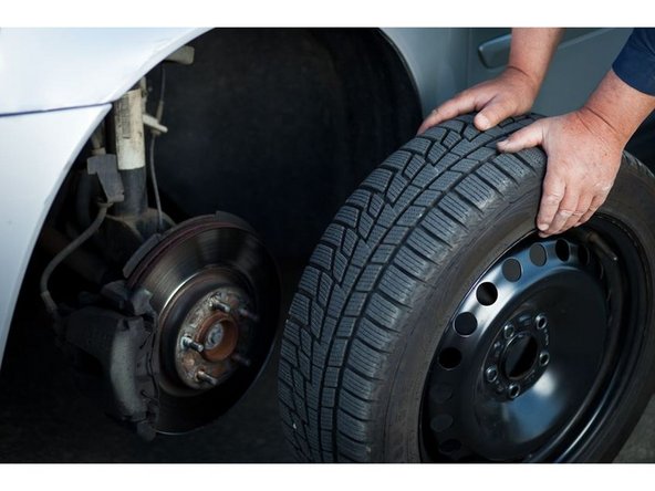 Mettre la roue en place et visser les 4 vises