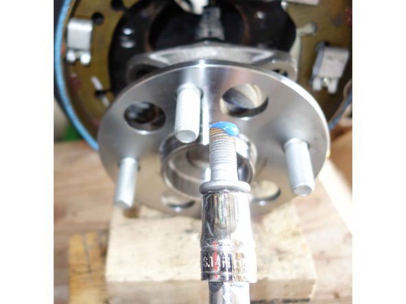 Refaire sortir la prise et le câble ABS par l'ouverture de la flasque.  Brancher la prise de contacteur ABS. Un "clic" doit être entendu lorsqu'elle est branchée à fond.