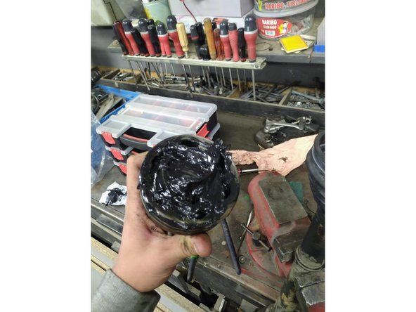 Graisser avec de la nouvelle graisse l'intérieur de la noix de cardan