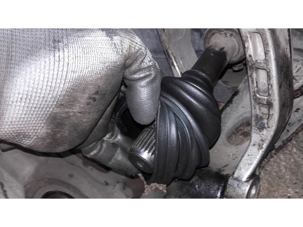 D'abord le petit coté, puis verrouiller le joint de cardan précédemment déposé en le clipsant. il suffit de le pousser sur son axe.