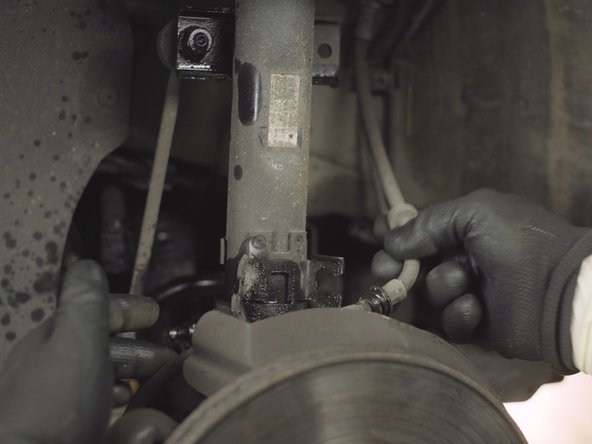 Déloger la durite de frein et tirer dessus pour la sortir de son emplacement