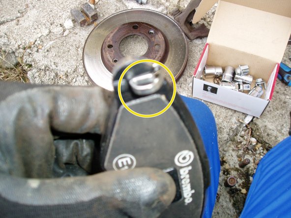 Mettre en place les agrafes sur les plaquettes de frein