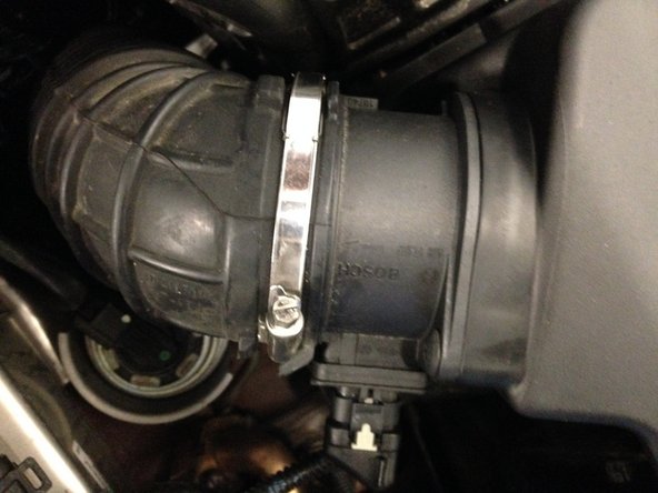 Serrer le collier à l'aide d'un tournevis plat