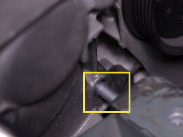 Jouer avec le cric afin de faciliter la sortie des vis et extraire le carter en aluminium