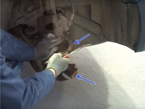 Nettoyer le moyeu à l'aide de la brosse métallique