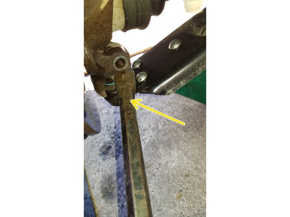 Avec un pied-de-biche faites levier pour désaccoupler le triangle de la fusée.