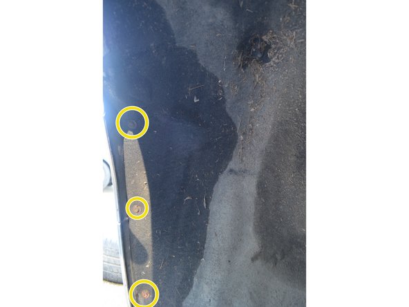 Retirez les 4 vis à l'aide d'une douille de 8mm.