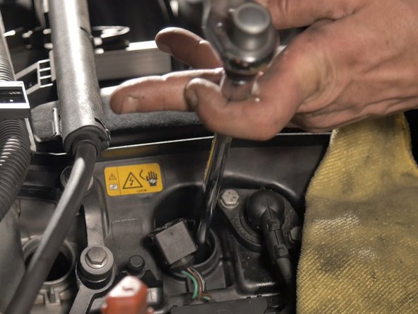 Une fois les 4 bobines retirées, à l'aide d'un cliquet, d'une rallonge longue et une douille à bougie de 16 dévisser la bougie