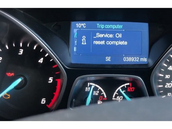 Vérifier qu'il n'y a aucun signe de fuite au bouchon de carter et au niveau du filtre à huile. Procéder à une dernière vérifcation du niveau d'huile et compléter si nécessaire