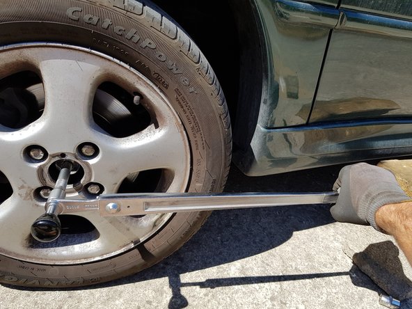 Si vous êtes seul reposez la voiture sur ses roues.