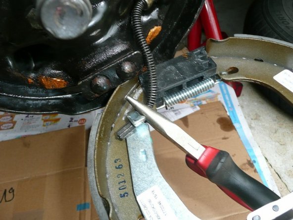 Avec un pince à bec ,pousser le ressort  et dégager l'embout .