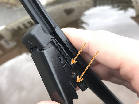 Exercer une pression sur le balai vers l'essuie-glace jusqu'à clipser les deux pattes en plastique.