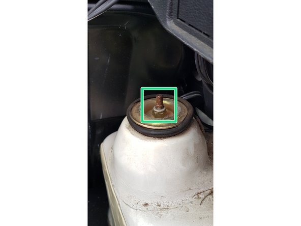 Un écrou en haut. Il se trouve dans le coffre.