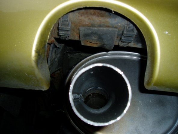 Accoupler le silencieux au tuyau d'échappement à l'aide de la bride