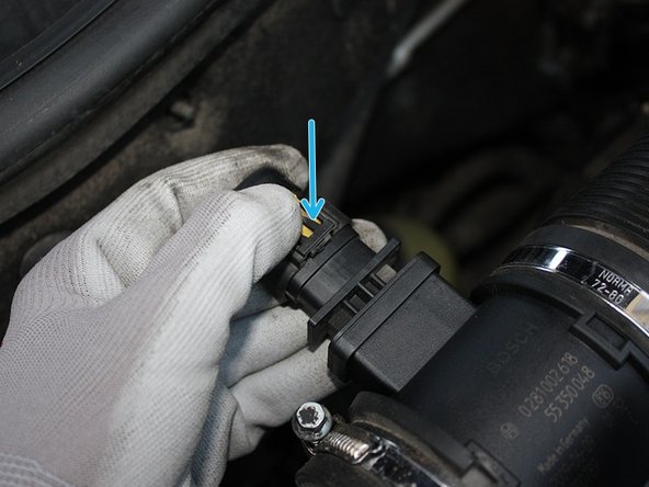 Rebrancher la prise du connecteur en appuyant sur la languette afin de faciliter son insertion.