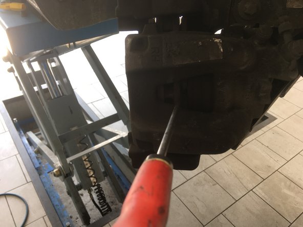 Repousser le piston à l'aide du tournevis