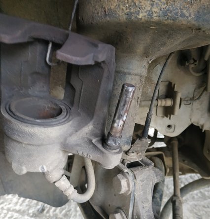 nettoyer et graisser la colonnette sur l'étrier