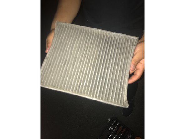 Avant de remonter le nouveau filtre d'habitacle essayer de nettoyer au maximum le bac dans lequel le filtre rentre même si ce n'est pas facile vu la place que nous avons si vous n'y arrivez pas ce n'est pas bien grave