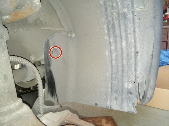 Pour déposer le pare-boue, il faut retirer les petites attaches en plastique à l'aide d'un tournevis plat. Il y a en principe 3 attaches sur le pare-boue.