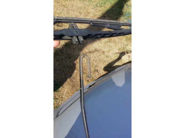 Tout en pinçant les clips, pousser le balai vers le bas