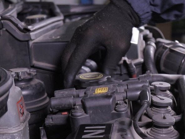 Replonger la jauge d'huile et revisser le bouchon de remplissage