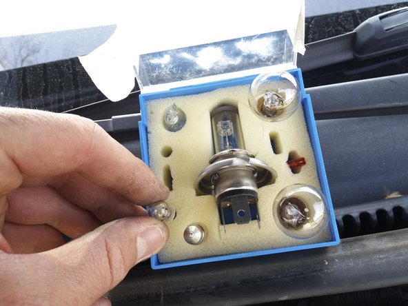 Remplacer l'ampoule défectueuse par une neuve en vérifiant la concordance (puissance, caractéristiques...)