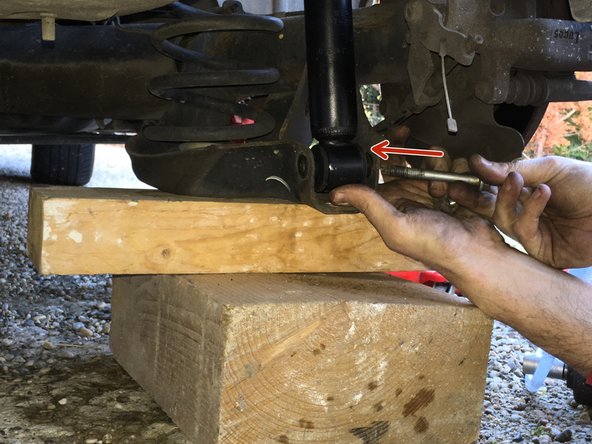 
Compress the shock absorber by hand and slide it into its housing.
