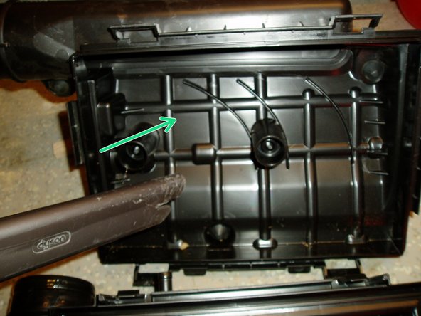 Nettoyer, aspirer, souffler le capot et le boitier de filtre à air des corps étrangers et des corps gras