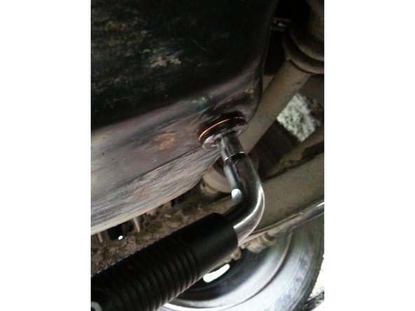 Revisser à la main le bouchon de carter puis serrer à la clé.