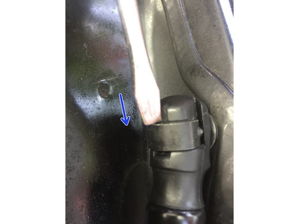 Remettre le clips du vérin du bas