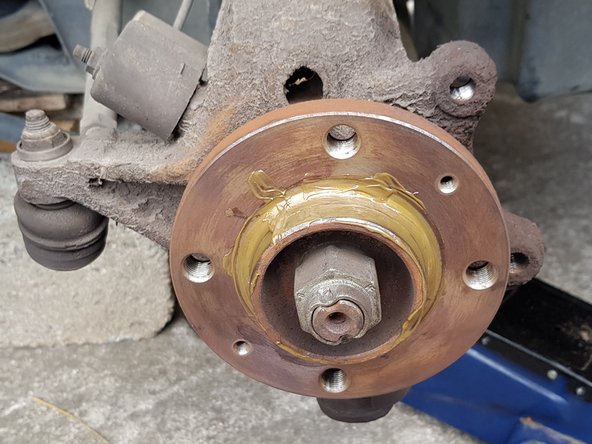 Pour faciliter un futur démontage vous pouvez enduire le moyeu avec de la graisse cuivrée.