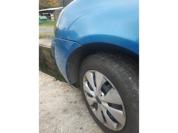 tourner légèrement les roues et dévisser la vis du passage de roue côté gauche, clé torx T20