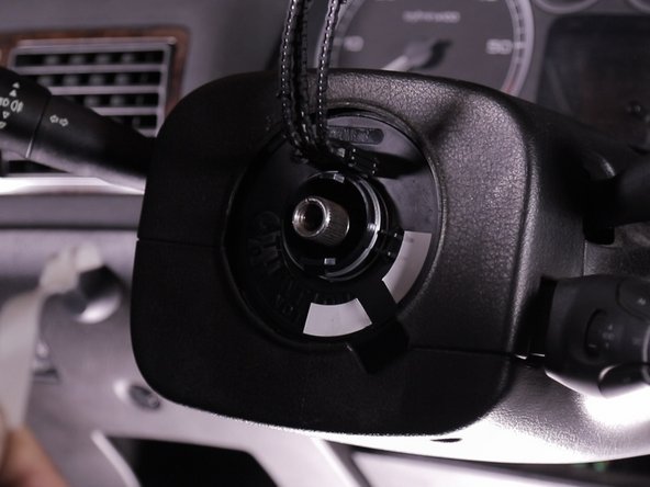 Retirer la languette de maintient de position du faisceau de comodo