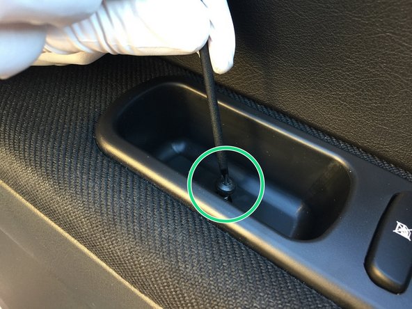 Vérifier que le pavé est bien clipsé et fixer le avec la vis