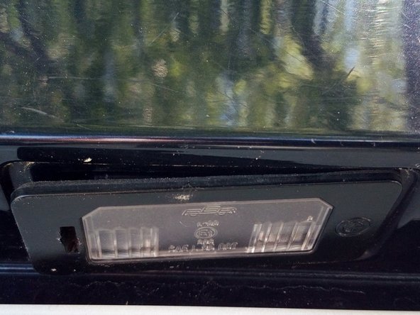 Remettre le cache ampoule dans son emplacement et le faire clipser