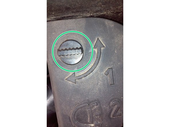 Il faut juste tourner ce bouton d'un quart de tour vers le haut ou le bas et tirer dessus,cela vient tout seul.