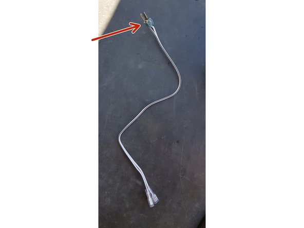 Préparez les câbles en y mettant les 2 cosses mâles (qui ne sont pas fournies) puis branchez le tout.