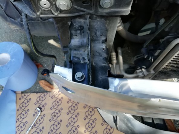 
Position the new reinforcement in the same direction (there is a key on the left end)
