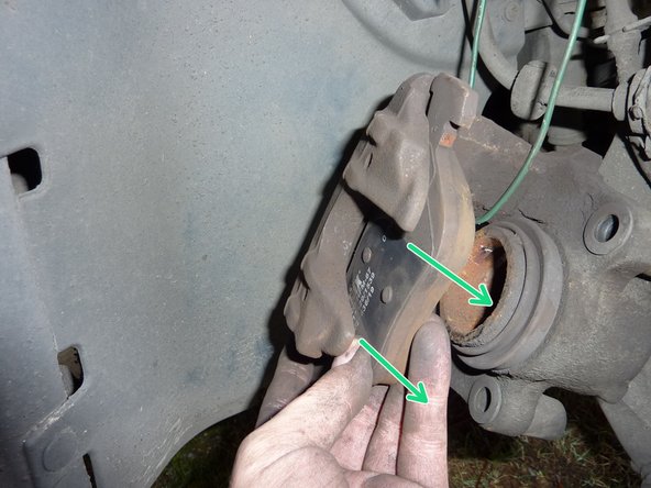 Démonter la plaquette extérieure en la tirant vers soi.