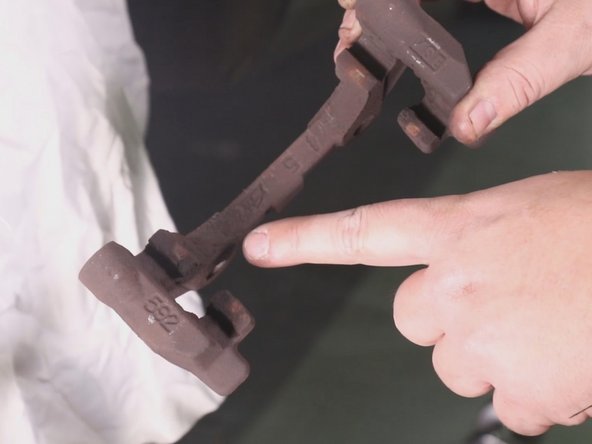 Nettoyer la chape à l'aide du nettoyant frein et d'une brosse métallique