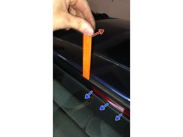 Passer un levier en plastique de chaque coté pour faire sortir le feu