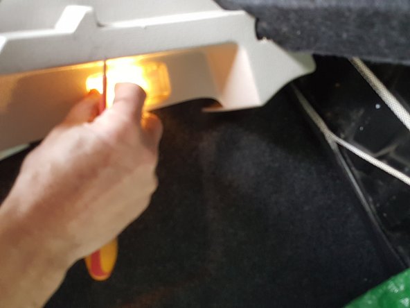 
Replace the bulb holder in the trunk
