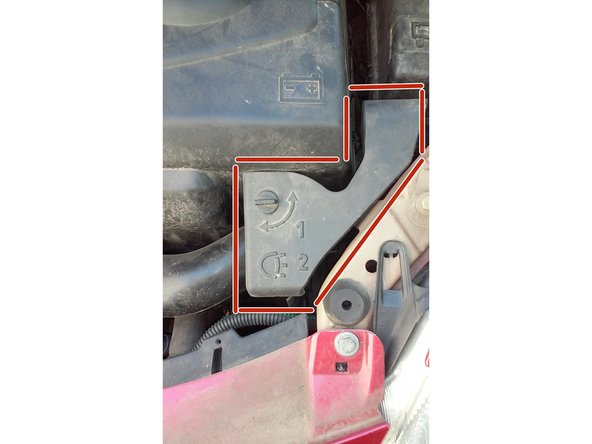 Pour démonter cette pièce (je ne connais sont nom), elle se trouve entre la batterie et le phare