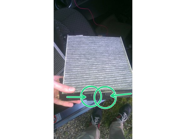 Il faut donc les rapprocher au centre, et à ce moment là, le carter est libéré (il tombe !).